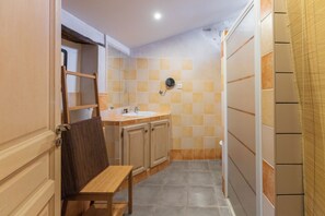 シャワー、ヘアドライヤー、タオル、トイレットペーパー