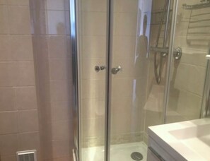 Douche, sèche-cheveux, serviettes fournies, papier toilette