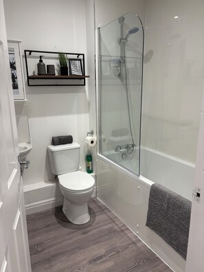 Hair dryer, towels, soap, toilet paper - Charming modern one bedroom apartment complex (Anlaby Common)