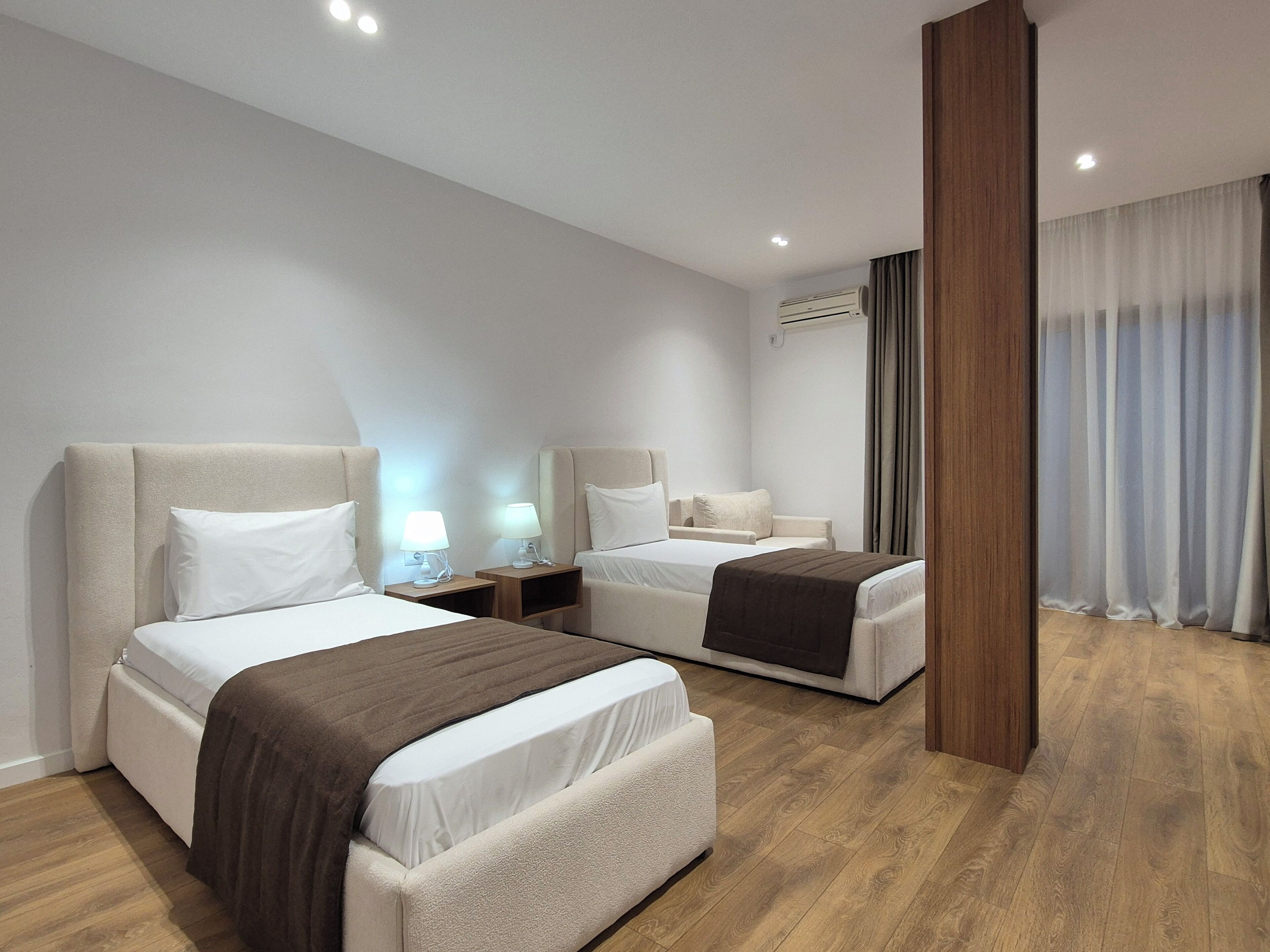 Quarto triplo luxo | Frigobar, escrivaninha, Wi-Fi de cortesia, roupa de cama
