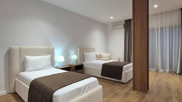 Quarto triplo luxo | Frigobar, escrivaninha, Wi-Fi de cortesia, roupa de cama
