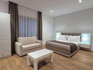 Minibar, escritorio, wifi gratis y ropa de cama 