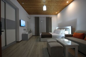 Deluxe Double Room with Sea View | Minibar, escritorio, wifi gratis y ropa de cama