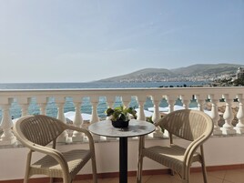 Queen Room with Sea View | Vistas del balcón