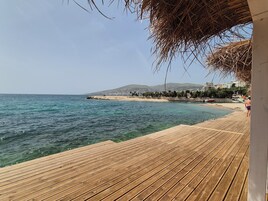 Playa privada, tumbonas y sombrillas