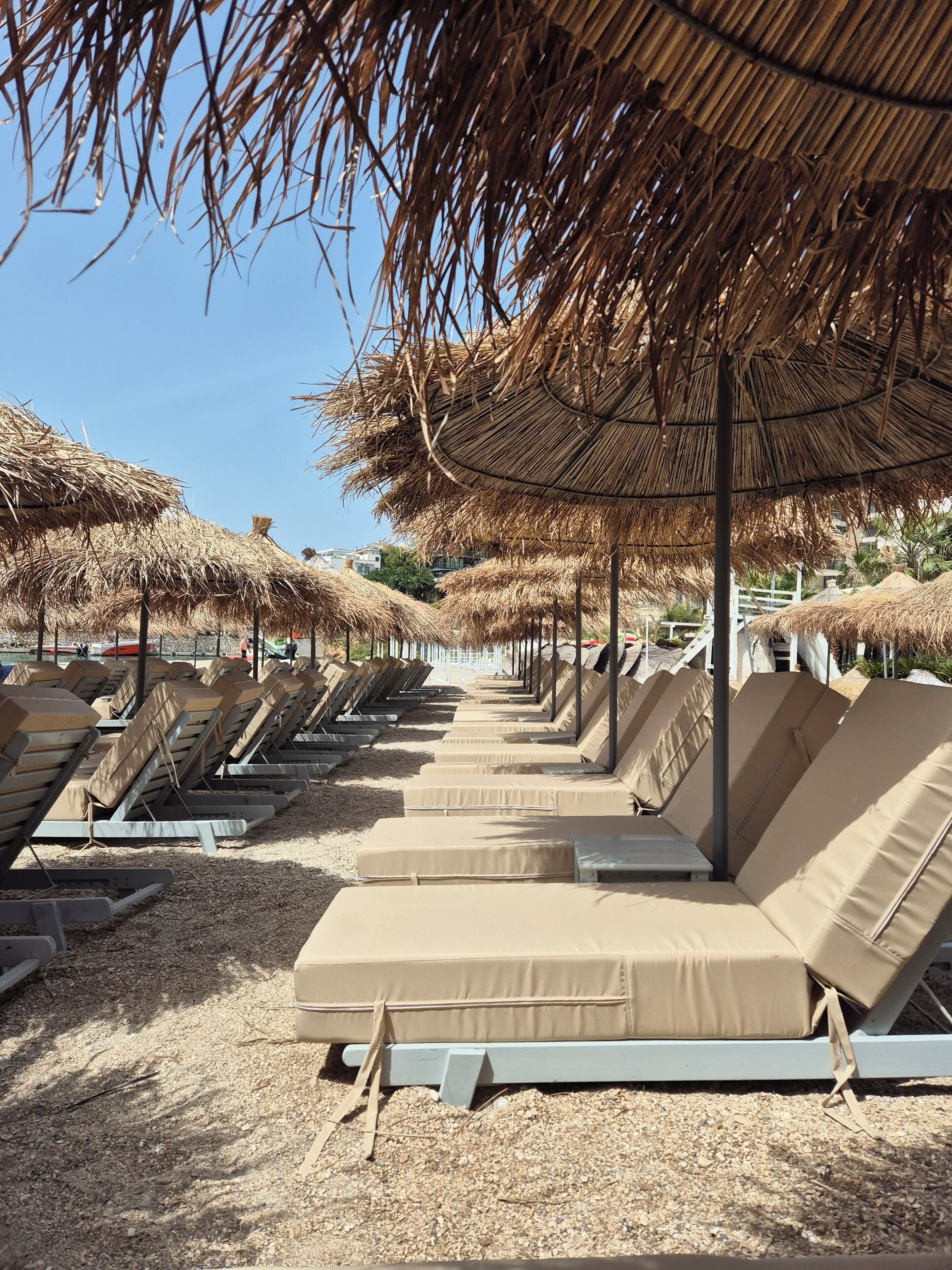 Praia particular, espreguiçadeiras, guarda-sóis 
