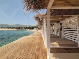 Playa privada, tumbonas y sombrillas