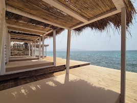 Playa privada, tumbonas y sombrillas