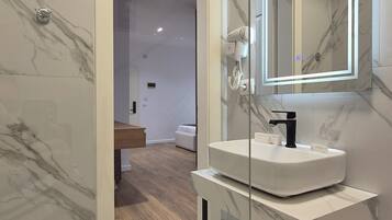 Quarto triplo luxo | Banheiro | Chuveiro, produtos de toalete grátis, secador de cabelo, chinelos