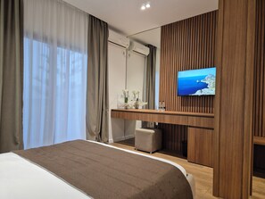 Triple Room with Sea View | 迷你吧、書桌、免費 Wi-Fi、床單