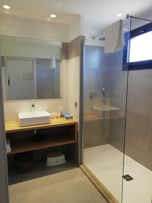 Junior Suite, Pool View | Bathroom | Shower, towels, soap, shampoo - SON MARGE (Campos)