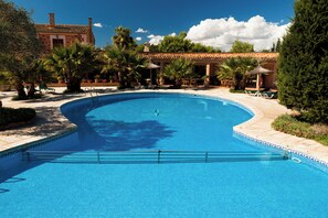 Una piscina al aire libre de temporada