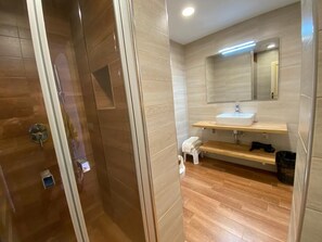 Family Διαμέρισμα, 2 Υπνοδωμάτια, Θέα στην Πισίνα, Ψηλό κτήριο | Μπάνιο | Ντουζιέρα, πετσέτες, Σαπούνι, Σαμπουάν