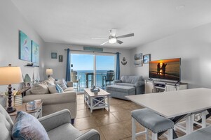 公寓式客房, 多张床 (Pelican Isle 512) | 起居区 | 电视