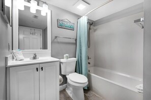 Appart'hôtel, plusieurs lits (Pelican Isle 512) | Salle de bain | Serviettes fournies, savon, papier toilette