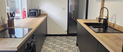 Refrigerador, microondas, horno y parrilla de estufa