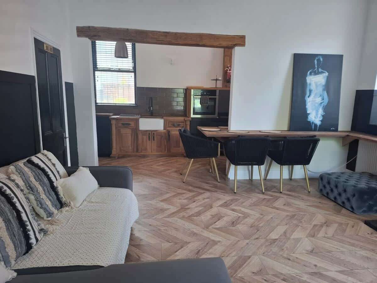Stylish 2br | Wi Fi & Parking By Hosterooo - Rochdale