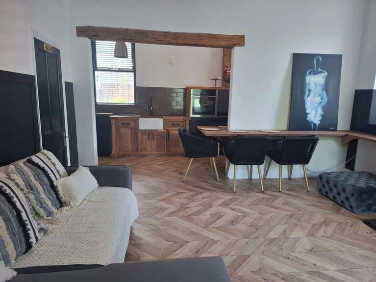 Stylish 2br | Wi Fi & Parking By Hosterooo - Rochdale