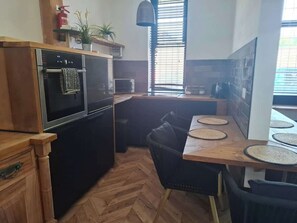 Een koelkast, een microgolfoven, een oven, een broodrooster