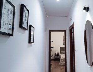 3 dormitorios, tabla de planchar con plancha, ropa de cama