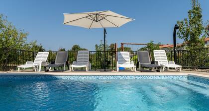 Two Charming 3-bedroom cottage with
Private pool and outside kitchen with grill.