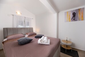 3 bedrooms, iron/ironing board, free WiFi, bed sheets