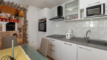 Een koelkast, een magnetron, een oven, een kookplaat