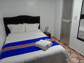 Klassieke tweepersoonskamer | Een laptopwerkplek, verduisterende gordijnen