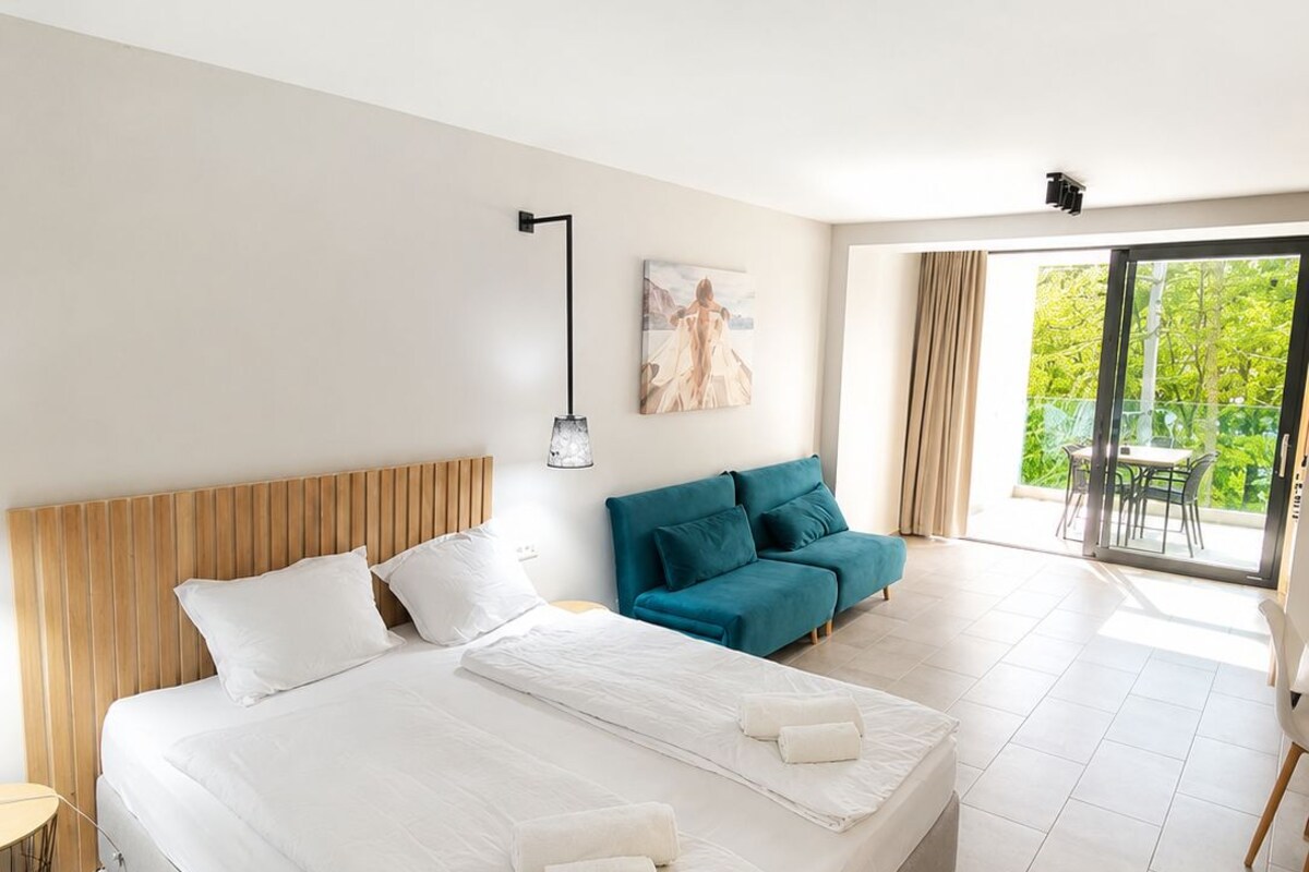 Studio with terrace | In-room safe, blackout drapes, soundproofing, WiFi (free)
