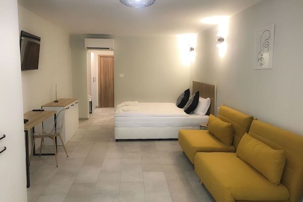 Eenvoudig appartement | Een kluis op de kamer, verduisterende gordijnen, geluiddichte muren