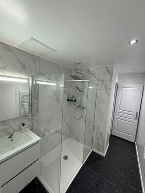 Dusj, hårføner, håndklær og såpe