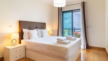 3 bedrooms, iron/ironing board, internet, bed sheets