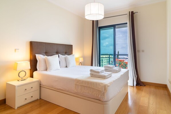 3 bedrooms, iron/ironing board, internet, bed sheets