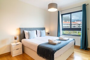 3 habitaciones, tabla de planchar con plancha, internet y ropa de cama 