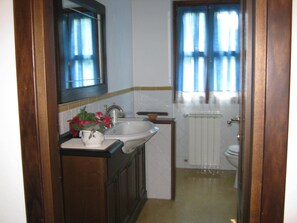 Douche, sèche-cheveux, bidet, serviettes fournies