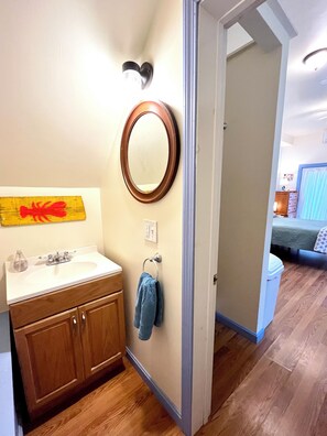 Ducha, secador de pelo, jabón, papel higiénico