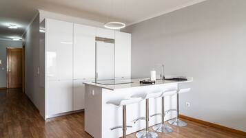 雪櫃、微波爐、咖啡機/沖茶器、多士爐