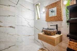 Shower, hair dryer, bidet, towels