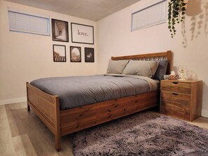 2 bedrooms, iron/ironing board, WiFi, bed sheets