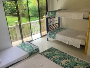 2 bedrooms, WiFi, bed sheets - House with private pool (Melgar)