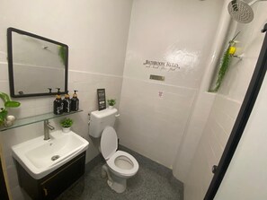 Dusche, Bidet, Handtücher, Seife