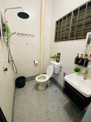 Dusche, Bidet, Handtücher, Seife