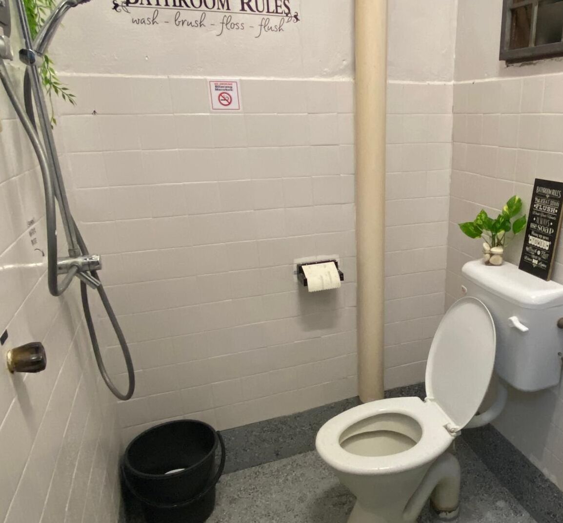 Douche, bidet, serviettes fournies, savon