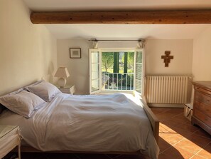 6 Schlafzimmer, Schreibtisch, Bügeleisen/Bügelbrett, WLAN