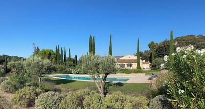 Mas de charme in Provence with swimming pool & tennis - sleeps 10