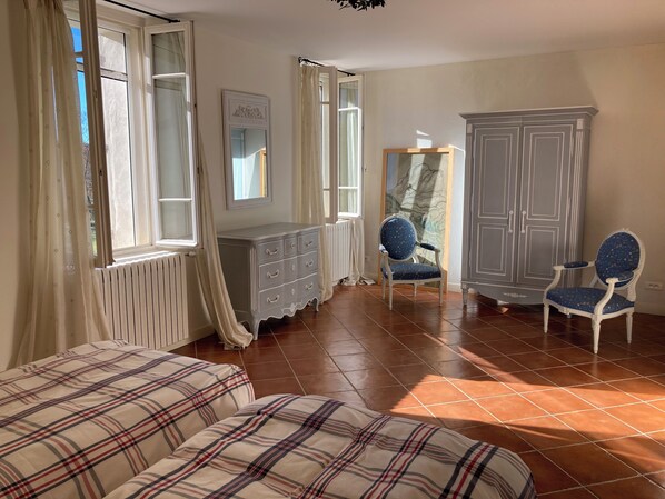 6 bedrooms, desk, iron/ironing board, WiFi