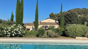 Piscina a l'aire lliure i piscina climatitzada