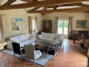 Smart TV, DVD player, table tennis, books