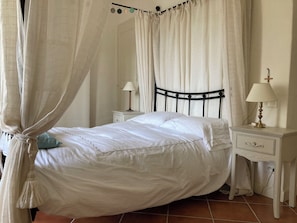 6 bedrooms, desk, iron/ironing board, WiFi