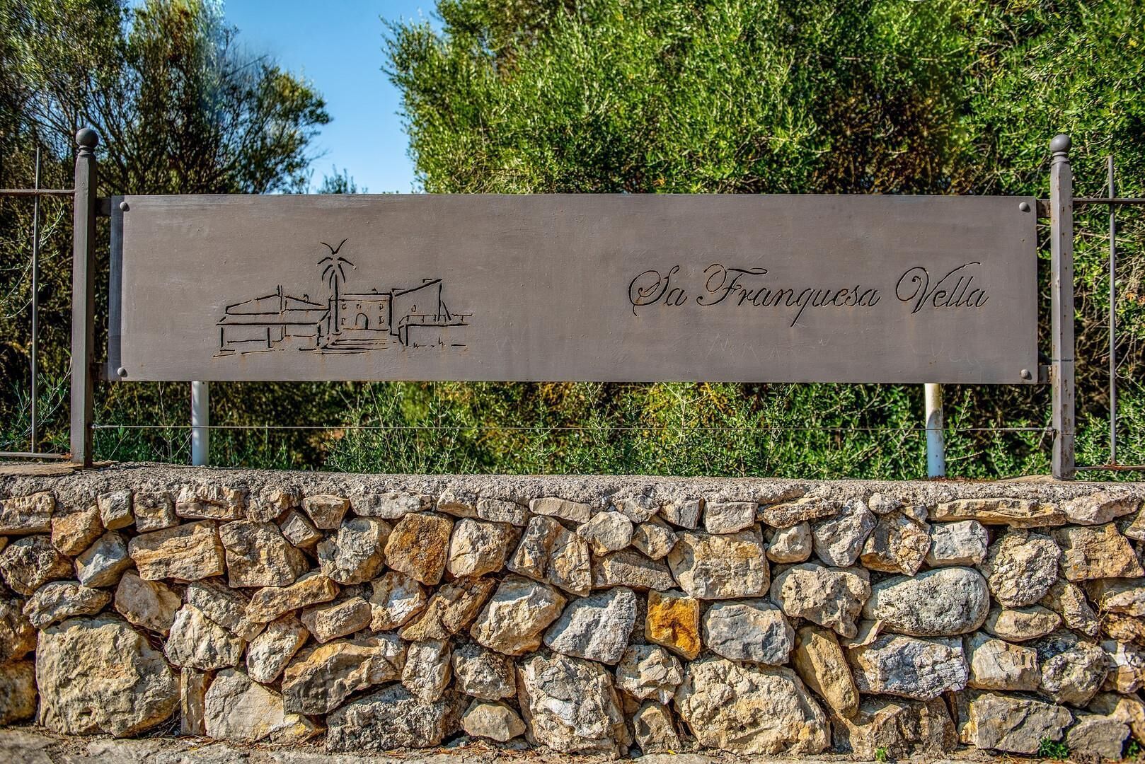 Un cartello con un'illustrazione di un edificio e il testo "Da Francesco Villa".